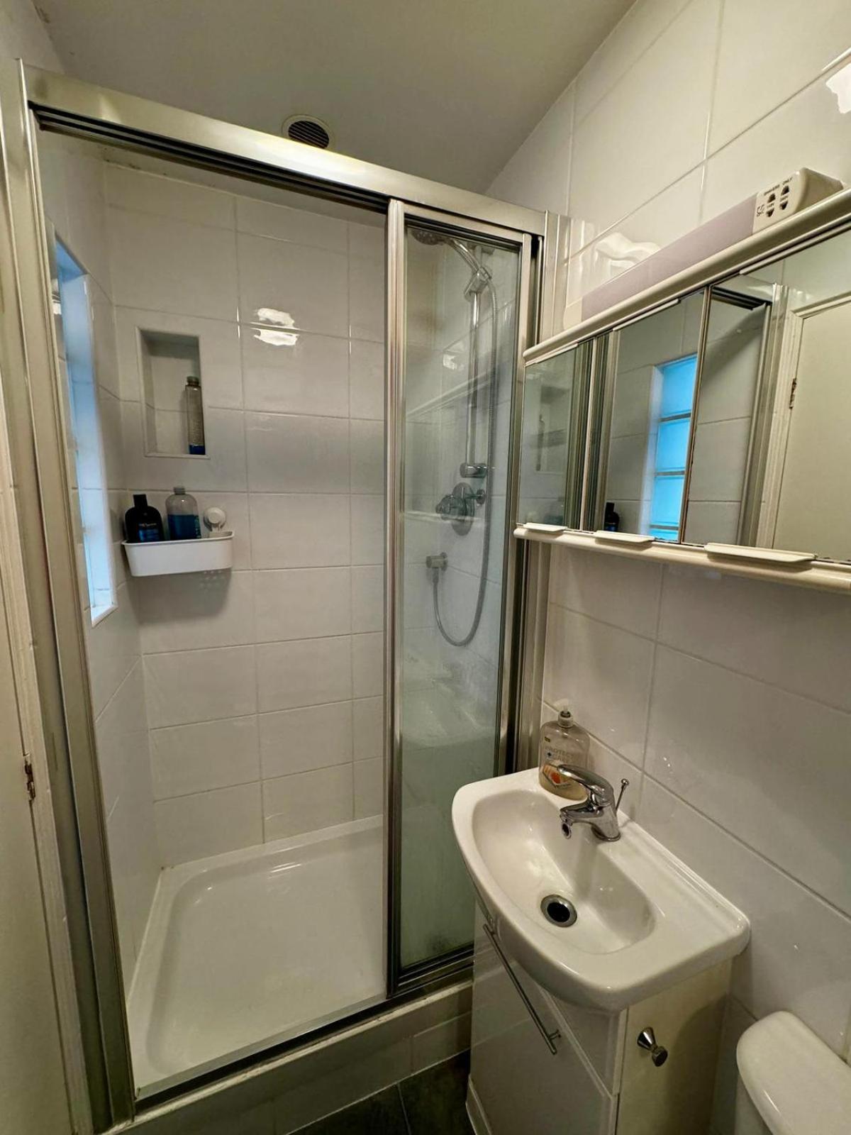 Amazing En-Suite Apartment In Finchley Central Лондон Екстер'єр фото