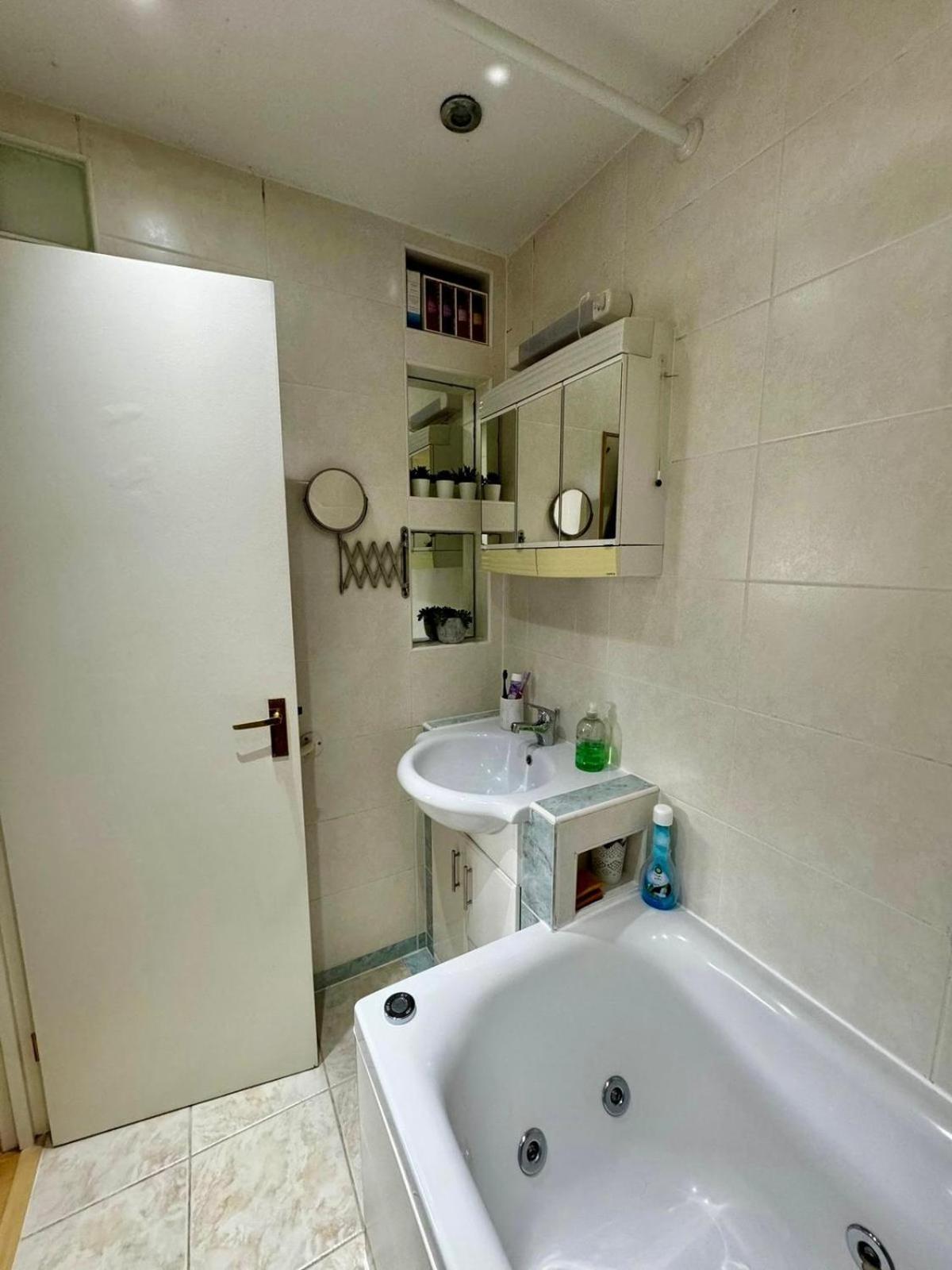 Amazing En-Suite Apartment In Finchley Central Лондон Екстер'єр фото