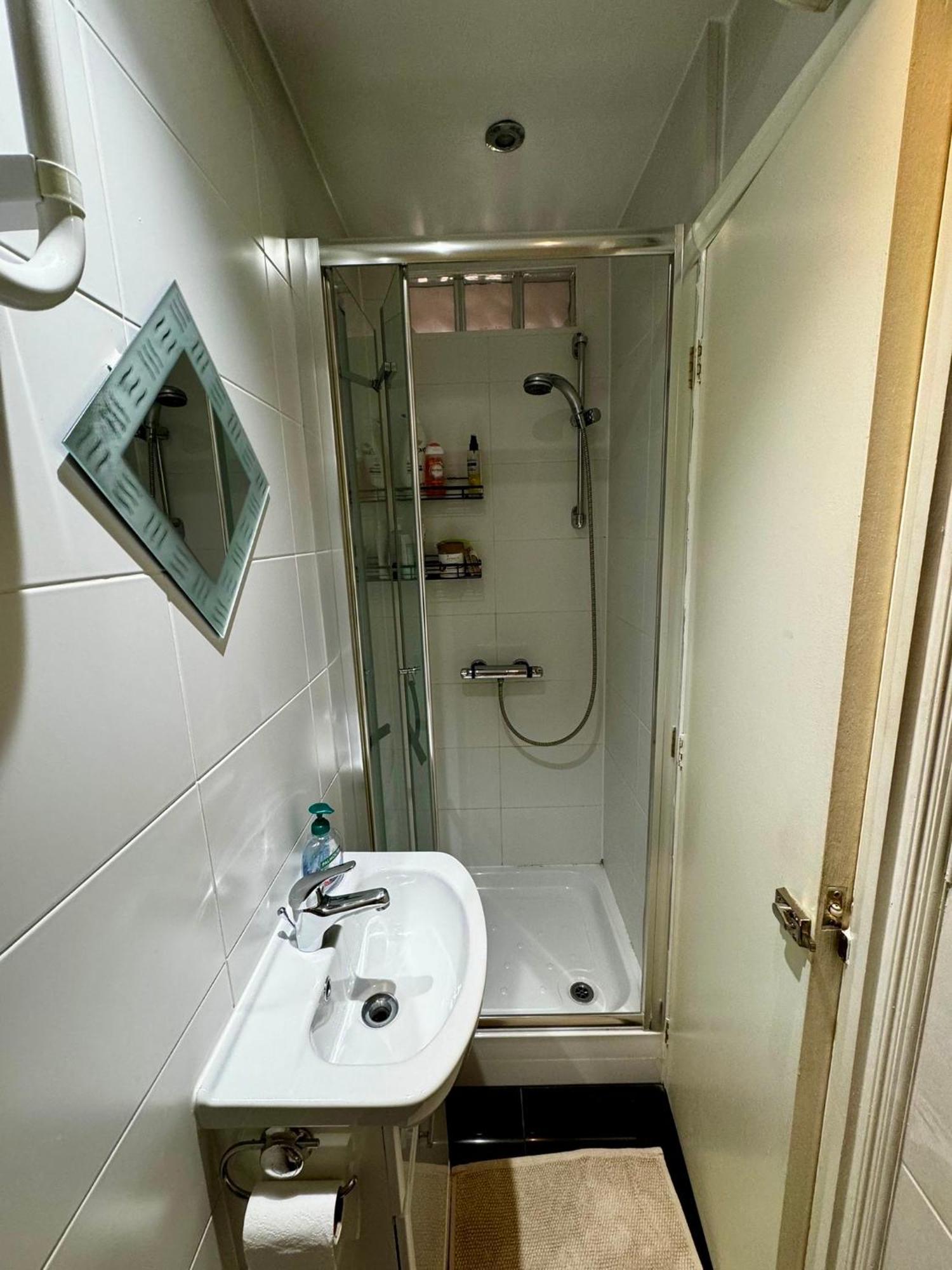 Amazing En-Suite Apartment In Finchley Central Лондон Екстер'єр фото