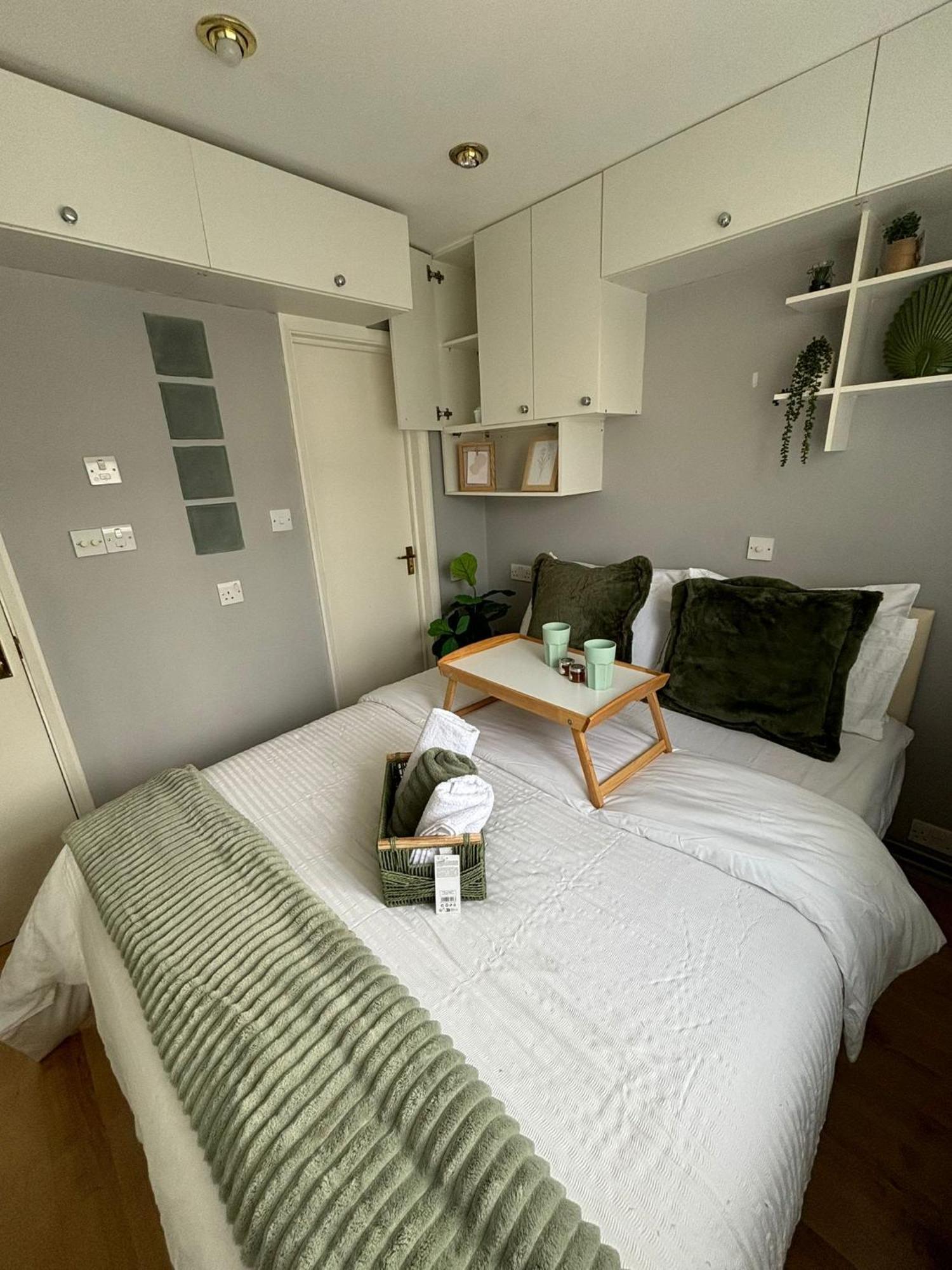 Amazing En-Suite Apartment In Finchley Central Лондон Екстер'єр фото