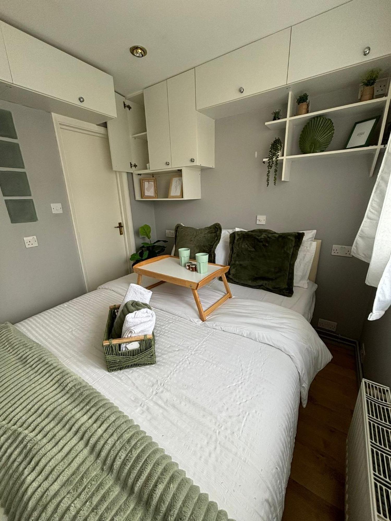 Amazing En-Suite Apartment In Finchley Central Лондон Екстер'єр фото