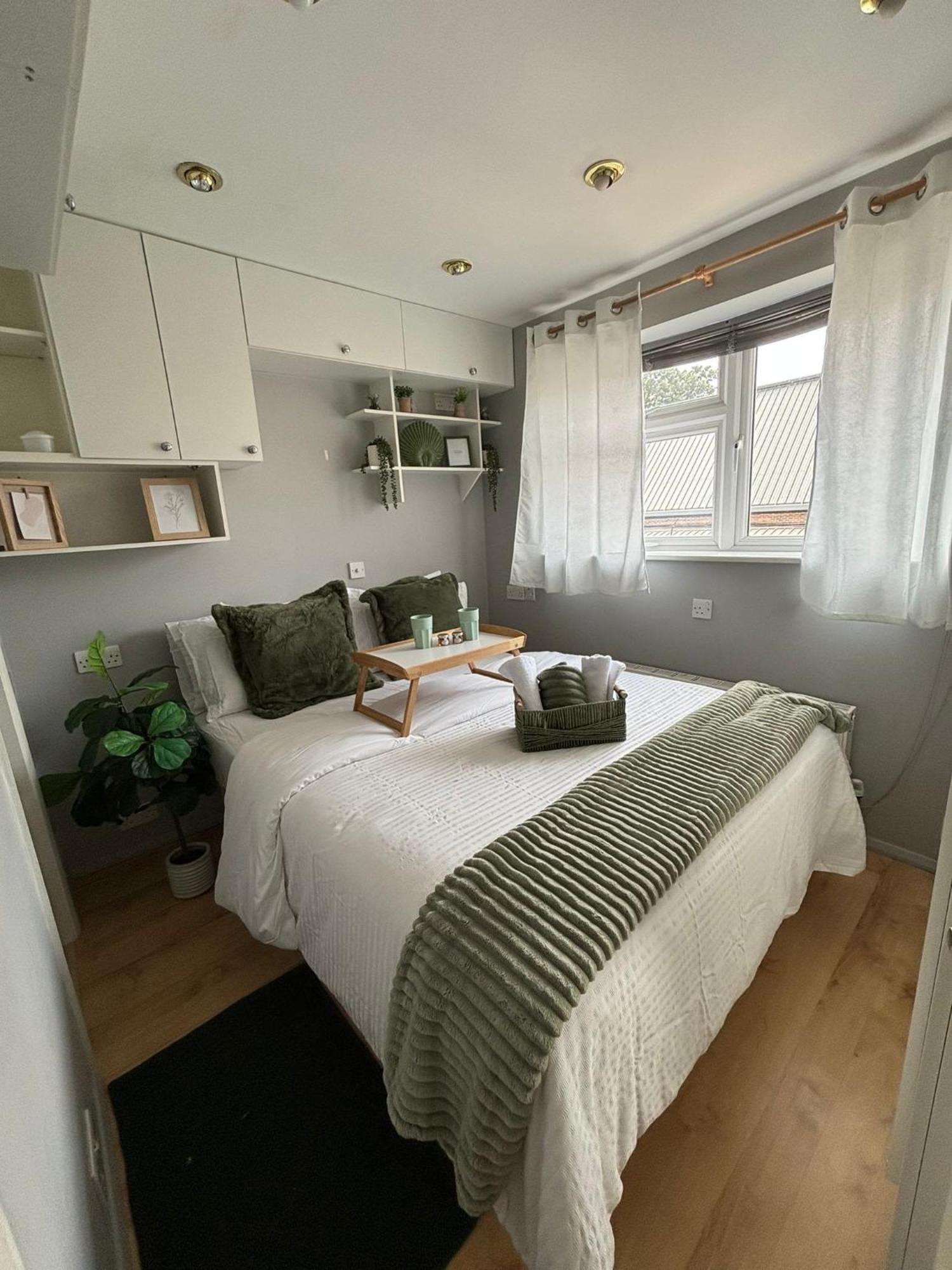 Amazing En-Suite Apartment In Finchley Central Лондон Екстер'єр фото